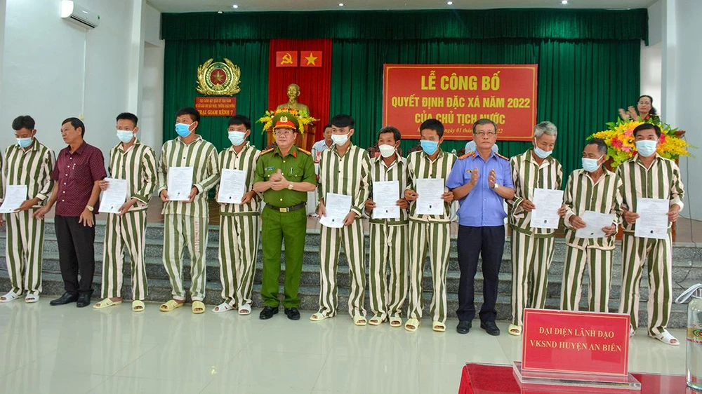 Các phạm nhân được nhận Quyết định đặc xá tại Trại giam Kênh 7. Ảnh: VĂN VŨ