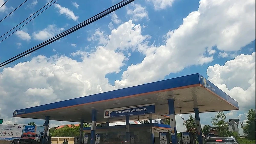 Nhân viên tại cửa hàng này cho biết chỉ đổ được một triệu đồng dầu DO (khoảng 40 lít) và bày tỏ thông cảm đi nơi khác đổ thêm. Ảnh: CHÂU ANH