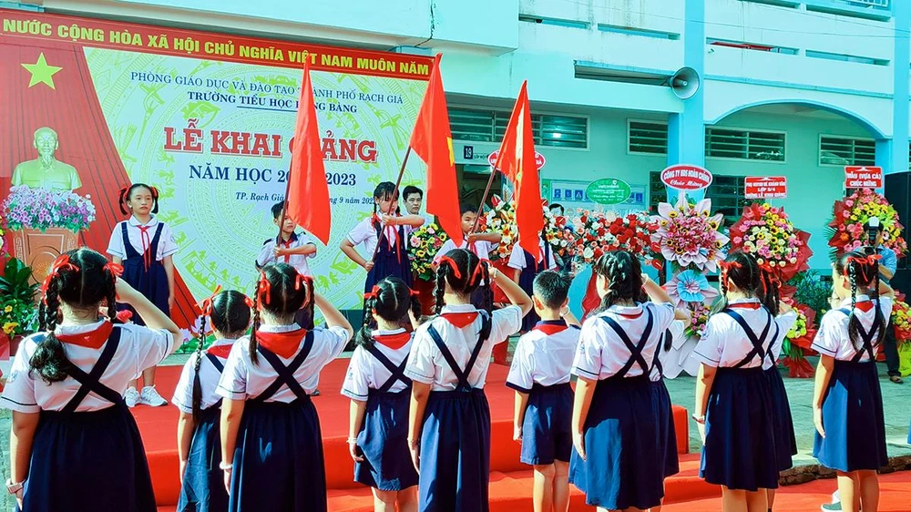 Quang cảnh lễ khai giảng của trường tiểu học Hồng Bàng, trường tổ chức lễ khai giảng sớm nhất trên địa bàn tỉnh Kiên Giang. Ảnh: HIẾU LÂM Quang cảnh lễ khai giảng của trường tiểu học Hồng Bàng, trường tổ chức lễ khai giảng sớm nhất trên địa bàn tỉnh Kiên Giang. Ảnh: HIẾU LÂM