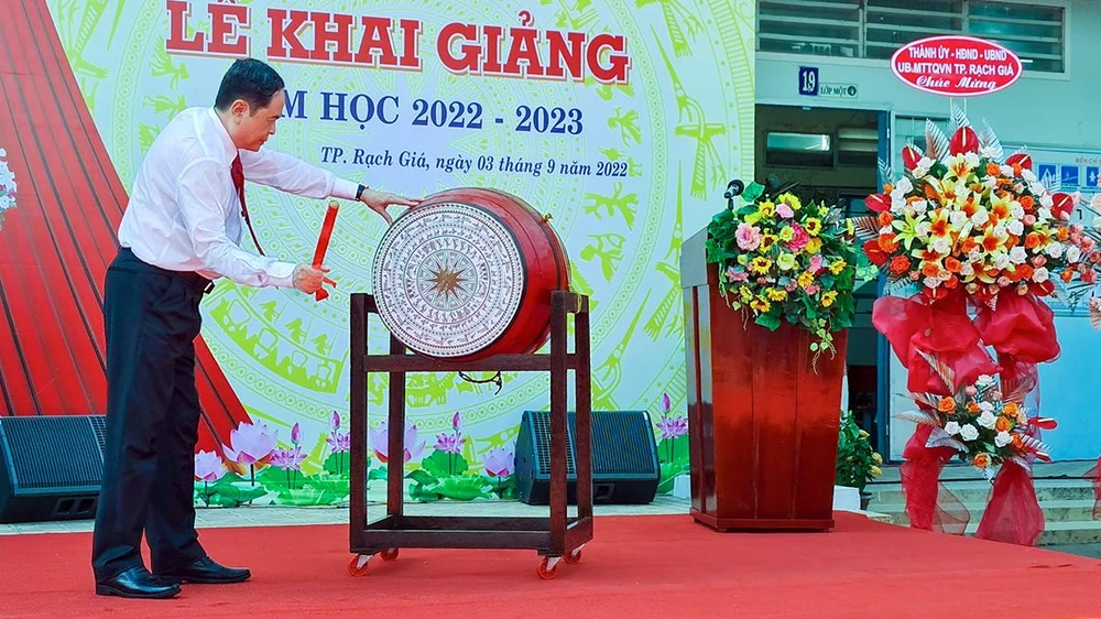 Ông Trần Thanh Mẫn, Phó Chủ tịch Thường trực Quốc Hội đến dự và đánh trống khai giảng năm học mới tại trường tiểu học Hồng Bàng. Ảnh: HIẾU LÂM Ông Trần Thanh Mẫn, Phó Chủ tịch Thường trực Quốc Hội đến dự và đánh trống khai giảng năm học mới tại trường tiểu học Hồng Bàng. Ảnh: HIẾU LÂM