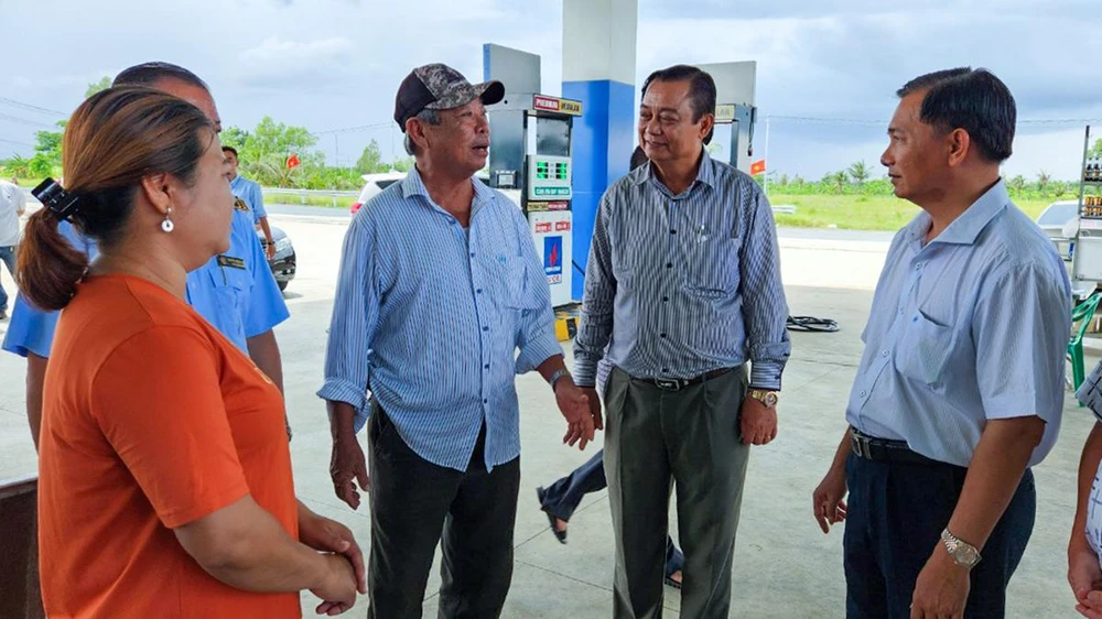 Các chủ cửa hàng xăng dầu chia sẻ với lãnh đạo tỉnh Sóc Trăng về nguồn cung hàng hóa. Ảnh: DIỄM HẰNG
