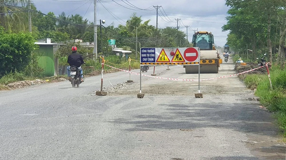 Anh Nguyễn Phúc Hải (ngụ thị xã Long Mỹ), chia sẻ: “Do còn đang thi công nên nhiều đoạn đường bị hẹp lại khiến việc lưu thông rất khó khăn. Gần chục năm qua, đường xuống cấp rất nghiêm trọng nhưng cơ quan chức năng nâng cấp rất ì ạch ảnh hưởng nhiều đến lưu thông. Tôi mong sao con đường sớm hoàn thành để đi lại dễ dàng hơn”.