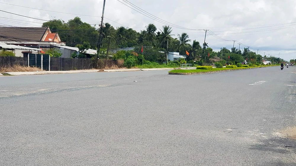 Dự án cải tạo, nâng cấp Quốc lộ 61B đoạn từ ngã ba Vĩnh Tường đến trung tâm thị xã Long Mỹ (tỉnh Hậu Giang) có tổng mức đầu tư khoảng 340 tỉ đồng. Dự án được Bộ GTVT phê duyệt hồi tháng 3-2014, khởi công năm 2015, thi công đến khoảng năm 2018 thì tạm dừng. Đến tháng 3-2021, Bộ GTVT phê duyệt điều chỉnh dự án và tái khởi động trở lại.