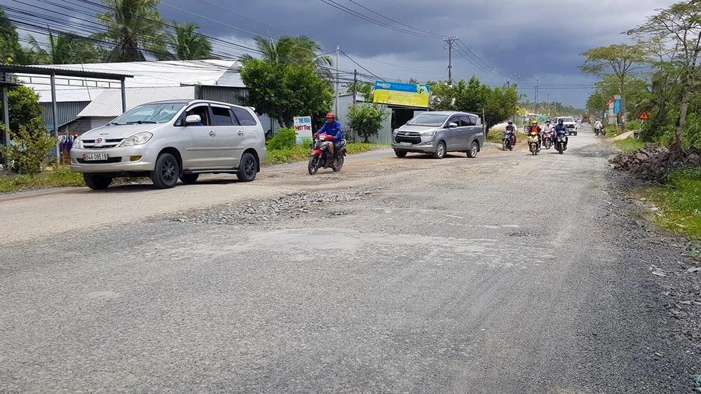Do đây là con đường huyết mạch không chỉ đi về trung tâm thị xã Long Mỹ mà còn là tuyến mang tính chất kết nối liên vùng với các tỉnh Sóc Trăng, Bạc Liêu,… nên lưu lượng xe lưu thông rất lớn. Nhiều năm qua, mỗi lần đi ngang “công trình nham nhở” này nhiều người rất bức xúc vì chỉ khoảng 8km đường nhưng tám năm thi công vẫn chưa hoàn thành.