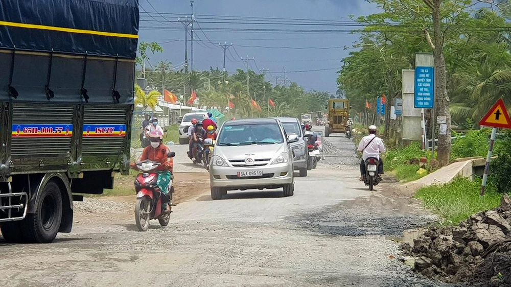 Chưa kể đến việc, những đoạn đang thi công, hình thành hàng loạt các chướng ngại làm ảnh hưởng đến việc đi lại của người dân, tình trạng ùn tắc thường xuyên xảy ra.