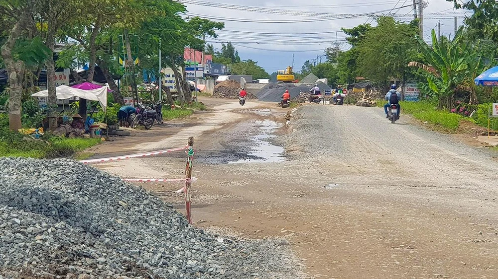 Ghi nhận ngày 5-9, toàn tuyến, còn một số đoạn vẫn chưa được triển khai thi công. Mặt đường xuống cấp, đầy rẫy ổ voi, ổ gà. Tại những vị trí đang được thi công, một bên làn đường đang được đào xới, đắp cát nền, cấp phối đá dăm, một số điểm thì tập kết đá thi công làm khó khăn cho di chuyển.