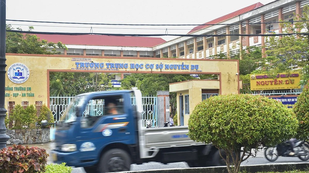 Trường THCS Nguyễn Du (TP Rạch Giá, tỉnh Kiên Giang), nơi xảy ra vụ việc thầy giáo đâm đồng nghiệp tử vong. Ảnh: BÁCH HỶ
