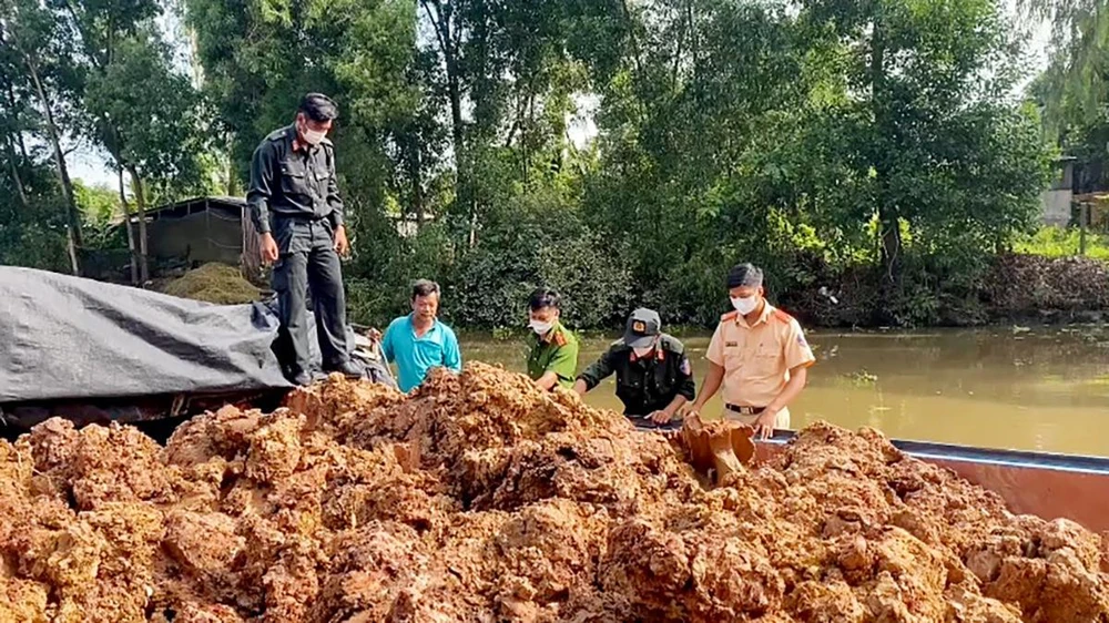 Tháng 5-2022, Công an tỉnh An Giang đã mật phục và bắt quả tang 12 phương tiện thủy đang vận chuyển trái phép khoảng 730m3 đất từ Kiên Giang về giao cho các lò gạch. Ảnh: CAAG