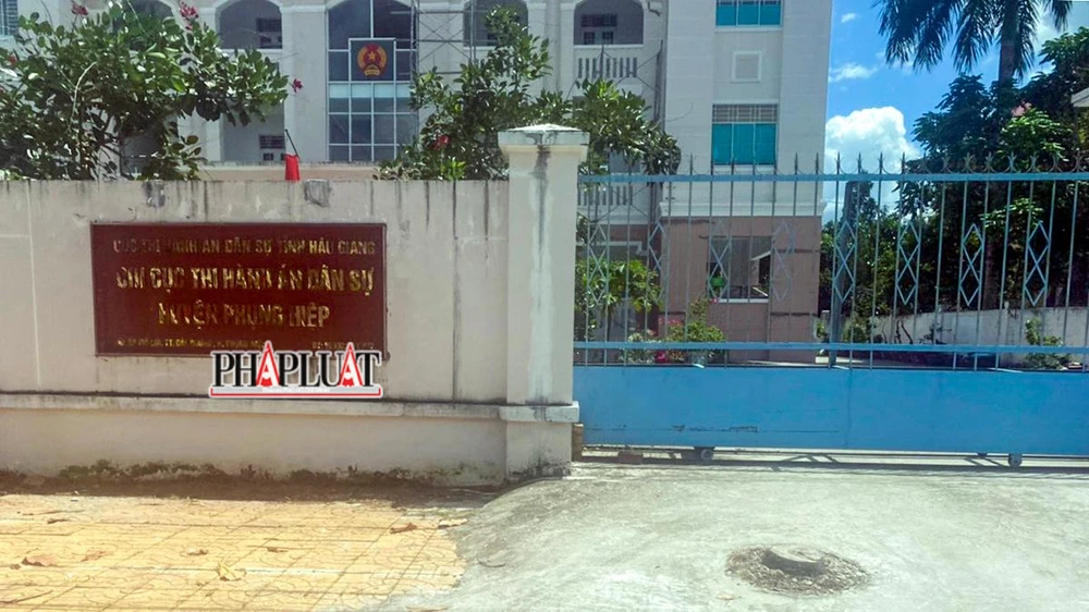 Còn xảy ra tình trạng công chức sai phạm trong quá trình thực hiện nhiệm vụ thi hành án, đơn cử trường hợp ông Lương Minh Hưng, cựu chấp hành viên thuộc Chi cục THADS huyện Phụng Hiệp bị tố có hành vi lừa đảo chiếm đoạt tài sản. Ảnh: CHÂU ANH