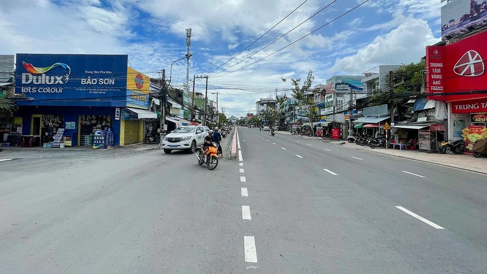 Tại đoạn giao với đường Hồ Tùng Mậu, do không có dải phân cách, không có biển báo hay đèn tín hiệu giao thông nên các phương tiện lưu thông “loạn xạ”, tiềm ẩn nguy cơ tai nạn giao thông rất cao.