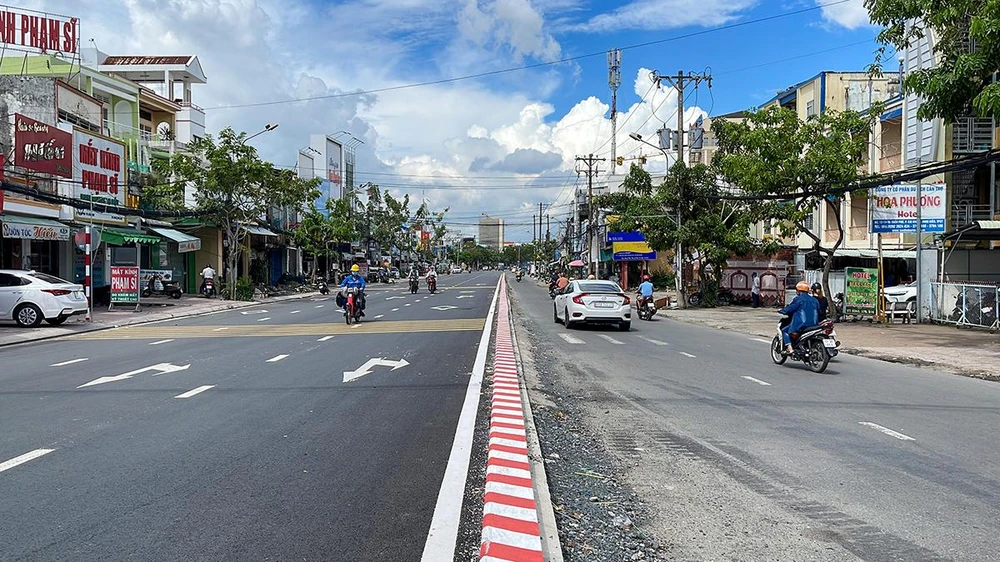 Cùng quan điểm, anh Lưu Minh Đạt (tài xế), kỳ vọng: “Mong chính quyền nâng cấp đoạn này như toàn tuyến để lưu thông dễ dàng hơn. Hiện giờ hay xảy ra ùn tắc mỗi khi qua đoạn này, trời mưa thì ngập càng khó khăn cho lưu thông hơn nữa”.