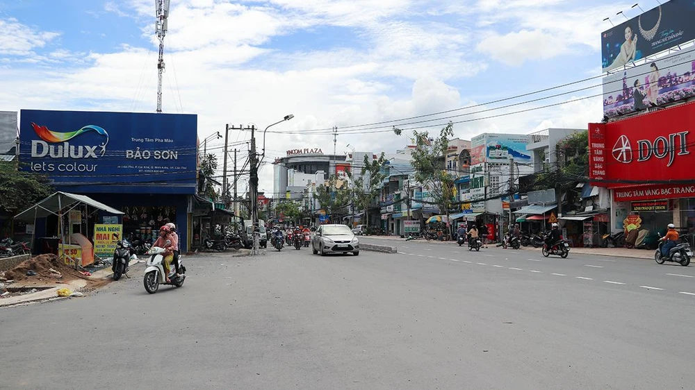 Cùng ngày, trao đổi qua điện thoại với PV PLO, ông Huỳnh Trung Trứ, Chủ tịch UBND quận Ninh Kiều cho biết đoạn đường này chỉ mới thi công hoàn chỉnh một bên do còn vướng giải phóng mặt bằng, do liên quan đến phần đất còn lại sau giải phóng mặt bằng và chính sách tái định cư.