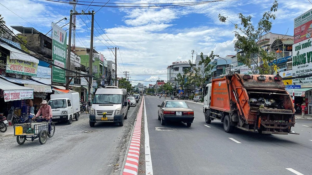Ghi nhận trưa 12-9, trên toàn tuyến chỉ còn đoạn này vẫn chưa đồng bộ, một bên đã được thi công hoàn chỉnh với ba làn xe, trong khi đó, bên còn lại đường khá hẹp, mặt đường nham nhở gây khó khăn cho người tham gia giao thông.