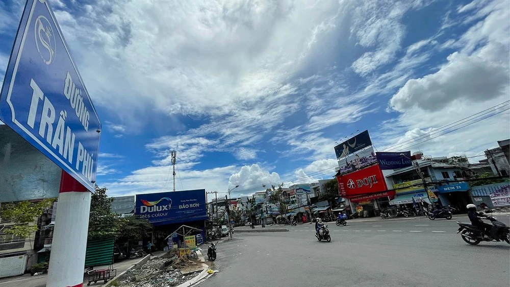 Hiện nay, công trình đã cơ bản hoàn thành, thế nhưng còn một đoạn khoảng 200m từ vòng xoay công viên Hùng Vương đến đầu đường Hồ Tùng Mậu vẫn còn một bên rất nhỏ hẹp, mặt đường gần như xuống cấp hoàn toàn gây khó khăn cho các phương tiện khi lưu thông.