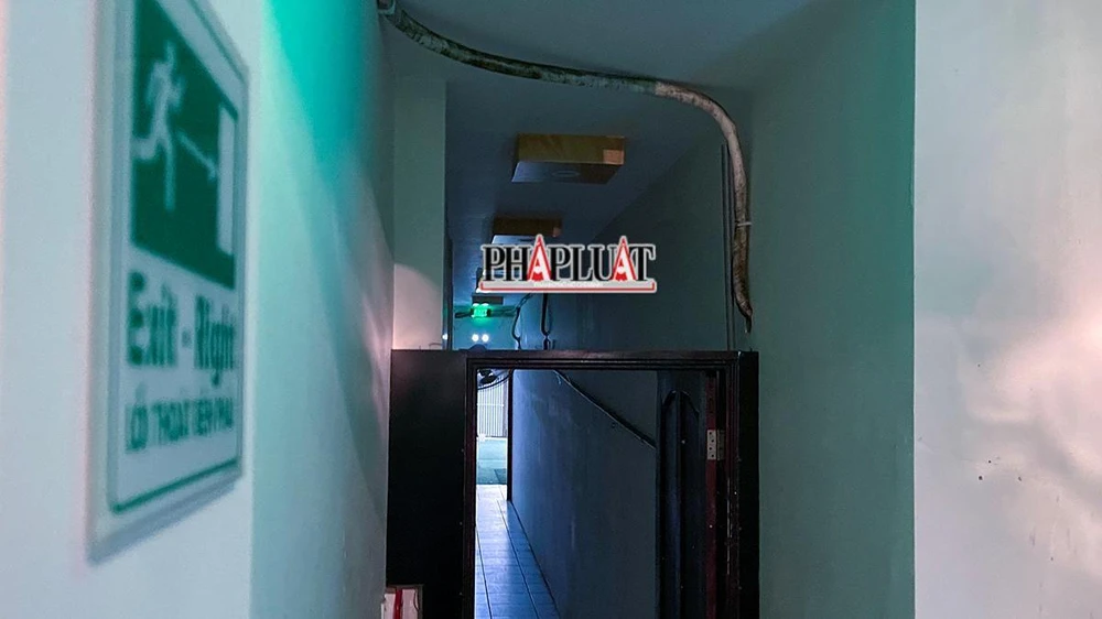 Hầu hết các quán karaoke đều có bố trí lối thoát hiểm.