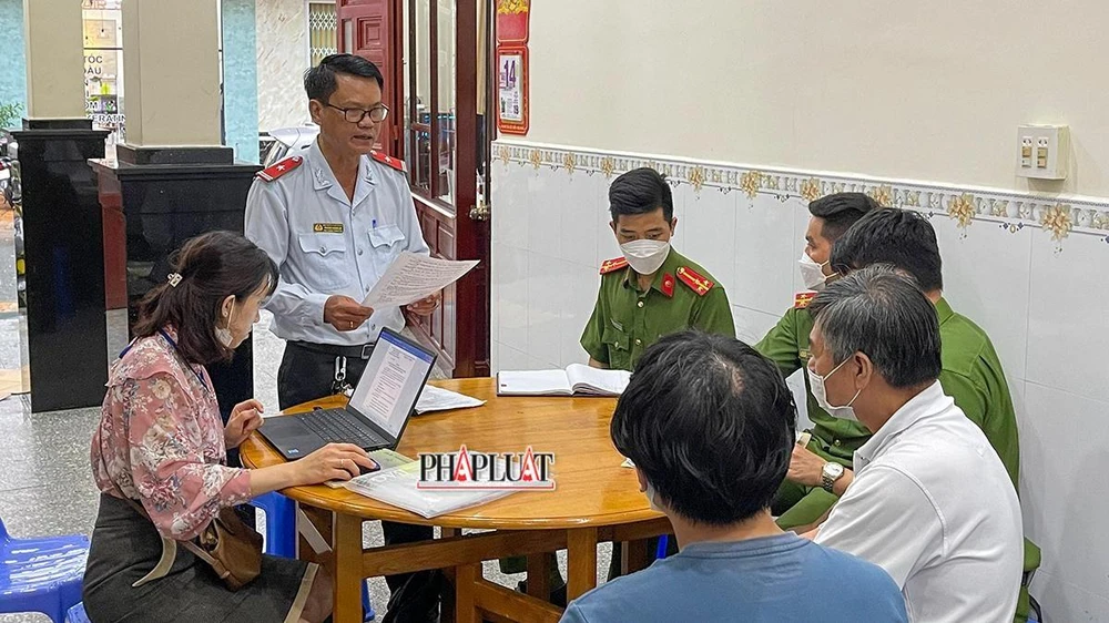 Ông Trương Hoàng Em (đứng), Phó Chánh Thanh tra Sở Văn hóa - Thể thao và Du lịch TP Cần Thơ công bố Quyết định thanh tra việc chấp hành quy định pháp luật trong kinh doanh dịch vụ karaoke. Ảnh: CHÂU ANH
