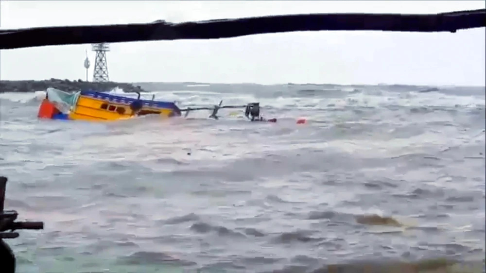 Hồi giữa tháng 7-2022, trên địa bàn TP Phú Quốc, trong lúc chạy vào bờ để tránh mưa bão thì một tàu cá bị sóng đánh chìm làm hai người tử vong. Ảnh: TUẤN HOÀNG