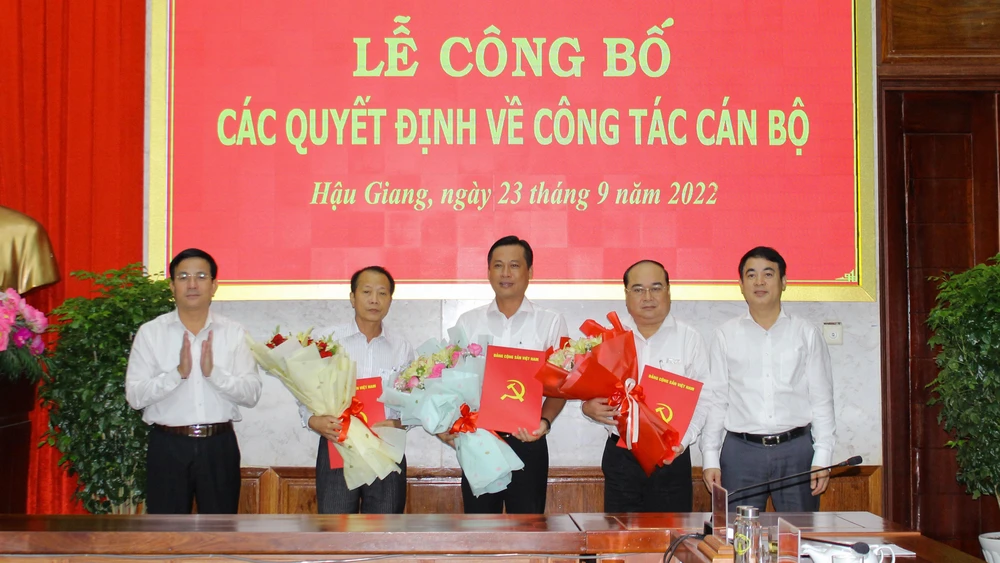 Ông Võ Văn Trung (đứng giữa), Bí thư Thị ủy thị xã Long Mỹ được Ban Thường vụ Tỉnh ủy Hậu Giang điều động về Hội Nông dân tỉnh, giới thiệu bầu giữ chức Chủ tịch Hội. Ảnh: NT