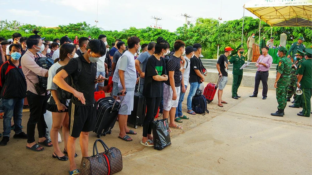 Sau khi phân loại, những người xuất cảnh bằng hộ chiếu sẽ được lực lượng chức năng giải quyết cho nhập cảnh theo quy định. Ảnh: Biên phòng Kiên Giang
