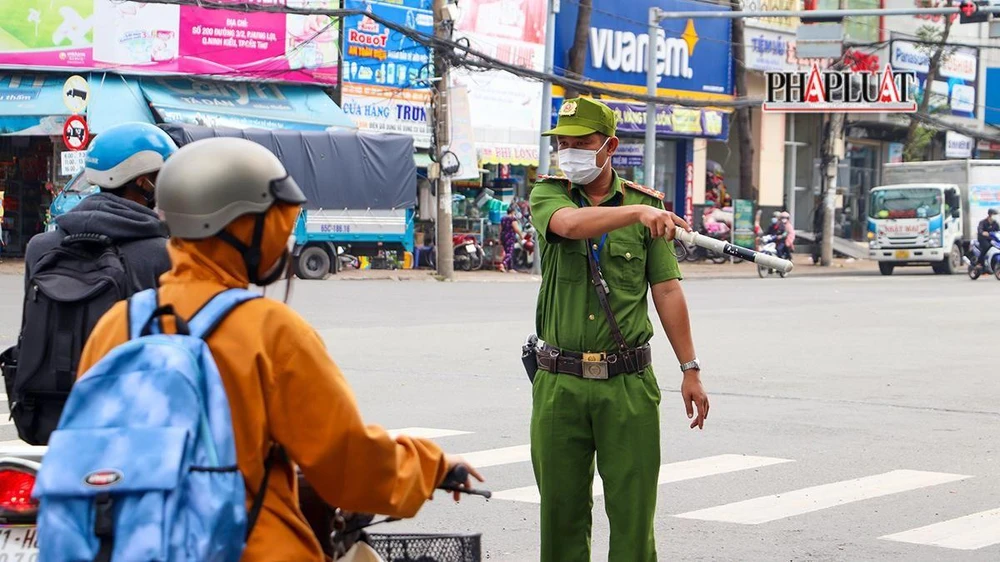 Chủ tịch UBND TP Cần Thơ yêu cầu Sở GTVT tăng cường phối hợp với Công an TP và UBND các địa phương tổ chức kiểm tra, ngăn chặn các hành vi vi phạm có nguy cơ gây mất trật tự ATGT đường bộ, đường thủy. Ảnh minh họa: CHÂU ANH Chủ tịch UBND TP Cần Thơ yêu cầu Sở GTVT tăng cường phối hợp với Công an TP và UBND các địa phương tổ chức kiểm tra, ngăn chặn các hành vi vi phạm có nguy cơ gây mất trật tự ATGT đường bộ, đường thủy. Ảnh minh họa: CHÂU ANH