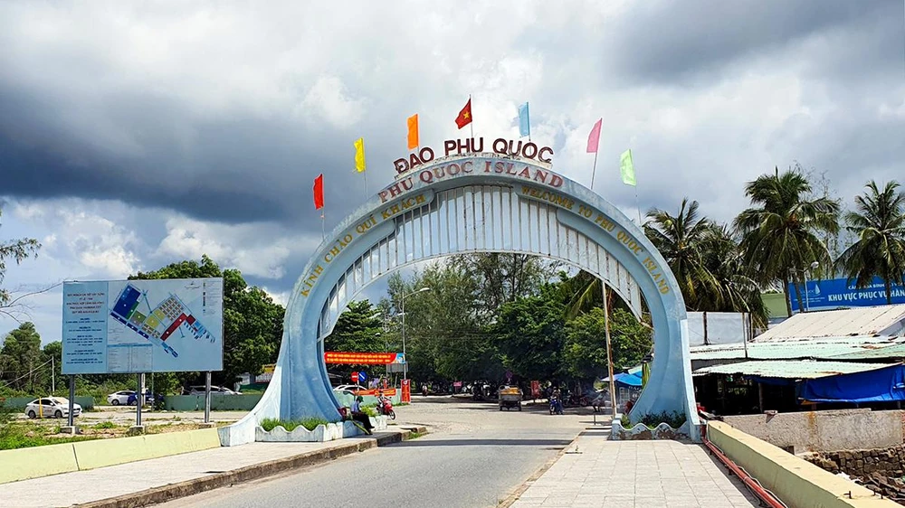 Các phương tiện tàu, phà tuyến TP Phú Quốc đi TP Rạch Giá, tuyến TP Hà Tiên đi TP Phú Quốc, tuyến TP Rạch Giá đi đảo Nam Du và các hòn đảo thuộc huyện Kiên Hải được yêu cầu tạm ngưng hoạt động. Ảnh minh họa: CHÂU ANH