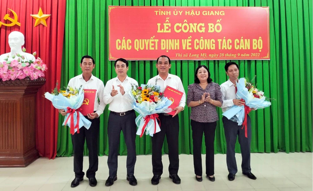 Ông Đoàn Quốc Thật (đứng giữa), Phó Chủ tịch HĐND tỉnh Hậu Giang được điều động, chỉ định giữ chức Bí thư Thị ủy thị xã Long Mỹ. Ảnh BT