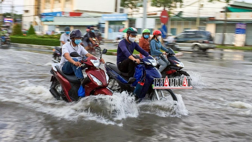 Sở GTVT TP Cần Thơ yêu cầu các địa phương kiểm tra các nắp hố ga trên vỉa hè, mặt đường để có giải pháp cố định an toàn khi áp lực nước dâng cao gây bong bật, tạo thành các hố sâu gây nguy hiểm cho người tham gia giao thông. Ảnh minh họa: CHÂU ANH