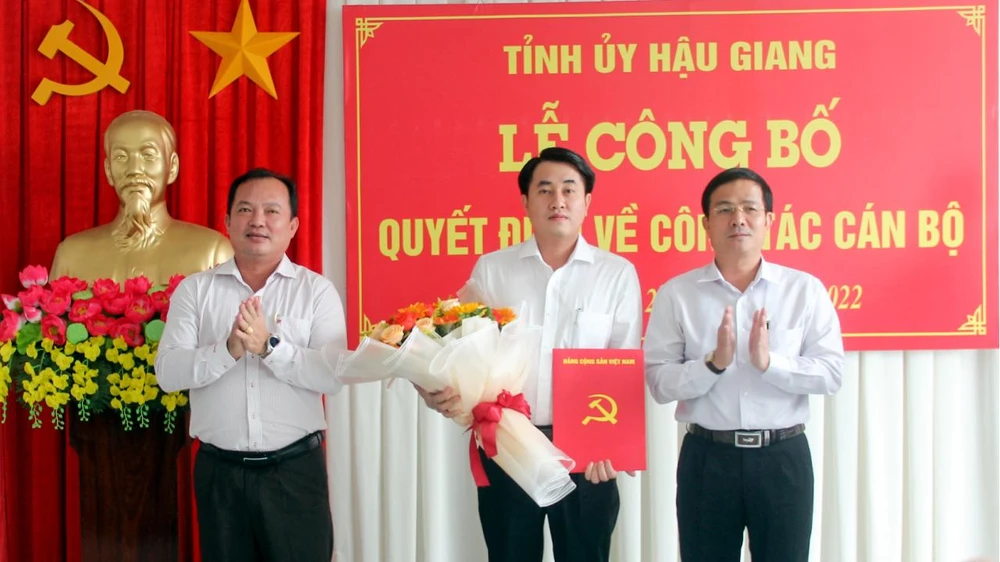 Ông Huỳnh Thanh Phong (đứng giữa) được điều động và chỉ định giữ chức Phó Bí thư Thành ủy, giới thiệu bầu giữ chức Chủ tịch UBND TP Vị Thanh. Ảnh: MỸ MỸ Ông Huỳnh Thanh Phong (đứng giữa) được điều động và chỉ định giữ chức Phó Bí thư Thành ủy, giới thiệu bầu giữ chức Chủ tịch UBND TP Vị Thanh. Ảnh: MỸ MỸ