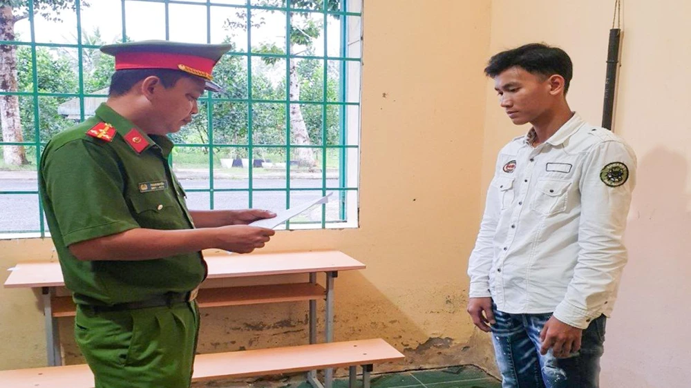 Công an tống đạt Lệnh bắt tạm giam bị can Nguyễn Phi Long. Ảnh: Công an Hậu Giang