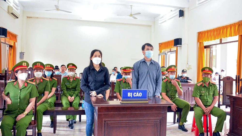 Hai bị cáo Dương Thị Bé và Nguyễn Văn Nghĩa tại tòa. Ảnh: BÁCH HỶ