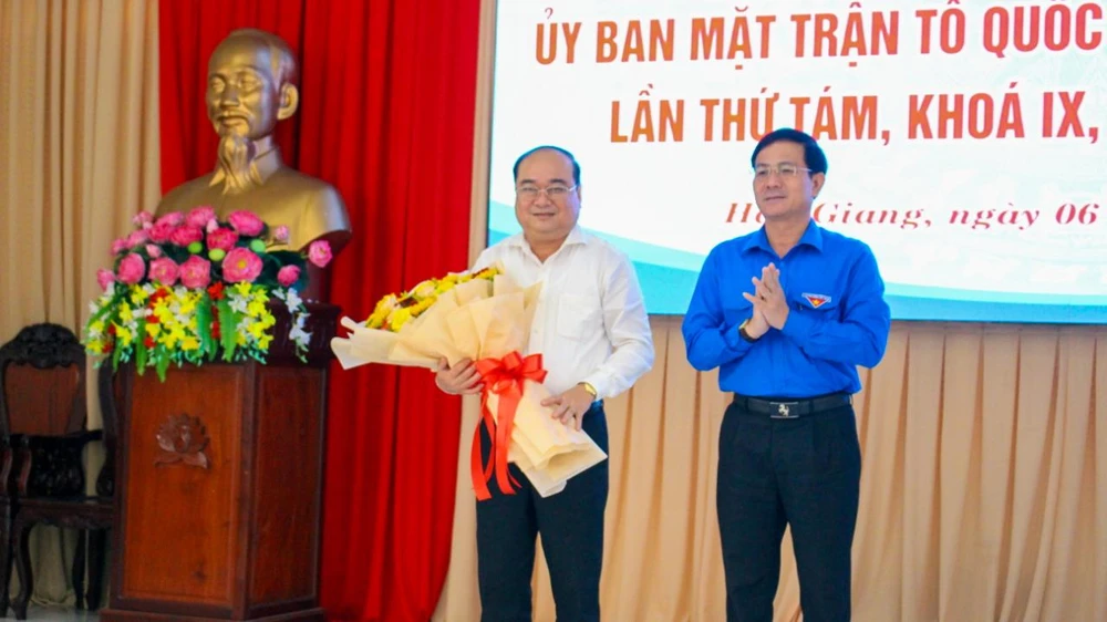 Ông Trần Văn Huyến (bìa phải), Phó Bí thư Thường trực Tỉnh ủy Hậu Giang trao hoa chúc mừng ông Trần Văn Chính (bìa trái), tân Chủ tịch Ủy ban MTTQ Việt Nam tỉnh Hậu Giang. Ảnh: TRƯỜNG SƠN Ông Trần Văn Huyến (bìa phải), Phó Bí thư Thường trực Tỉnh ủy Hậu Giang trao hoa chúc mừng ông Trần Văn Chính (bìa trái), tân Chủ tịch Ủy ban MTTQ Việt Nam tỉnh Hậu Giang. Ảnh: TRƯỜNG SƠN