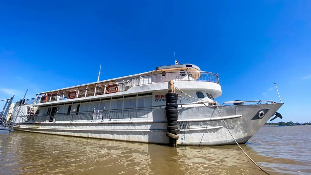 Tàu du lịch (tàu nhà hàng) hoạt động trên kênh xáng Xà No từ tháng 1-2022. Ảnh: ÁI PHƯƠNG