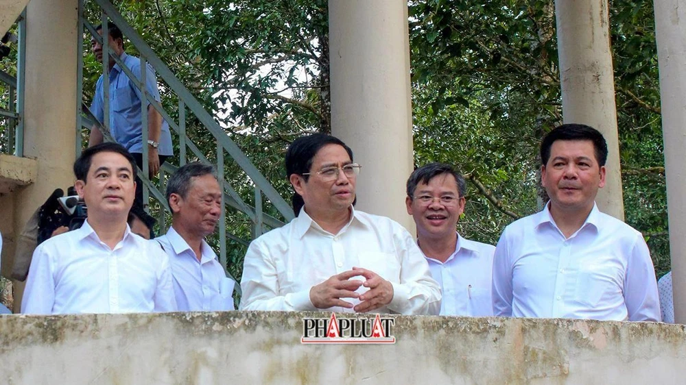 Chiều 15-7, trong chuyến công tác tại tỉnh Hậu Giang, Thủ tướng Phạm Minh Chính cùng các Bộ, ngành đã đến thăm và khảo sát Khu Bảo tồn thiên nhiên Lung Ngọc Hoàng. Ảnh: AT