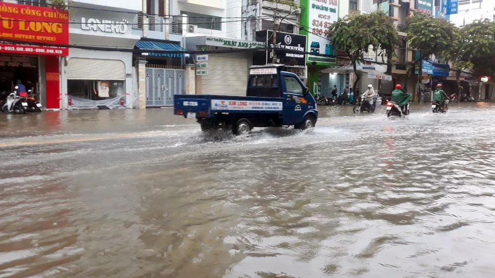 Đường Lý Tự Trọng (quận Ninh Kiều, TP Cần Thơ) ngập trong sáng 8-10. Ảnh: HẢI PHẠM