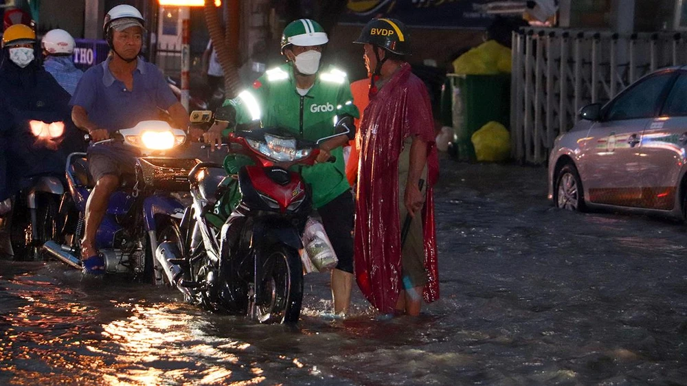 Ông Lâm Văn Kiên (ngụ quận Bình Thủy), chia sẻ: “Đoạn đường này (đường Cách mạng tháng tám) năm nào cũng diễn ra cảnh ngập. Hình ảnh các anh công an hỗ trợ bà con di chuyển, cũng như điều phối giao thông cũng không còn xa lạ với chúng tôi”. Ông Lâm Văn Kiên (ngụ quận Bình Thủy), chia sẻ: “Đoạn đường này (đường Cách mạng tháng tám) năm nào cũng diễn ra cảnh ngập. Hình ảnh các anh công an hỗ trợ bà con di chuyển, cũng như điều phối giao thông cũng không còn xa lạ với chúng tôi”.