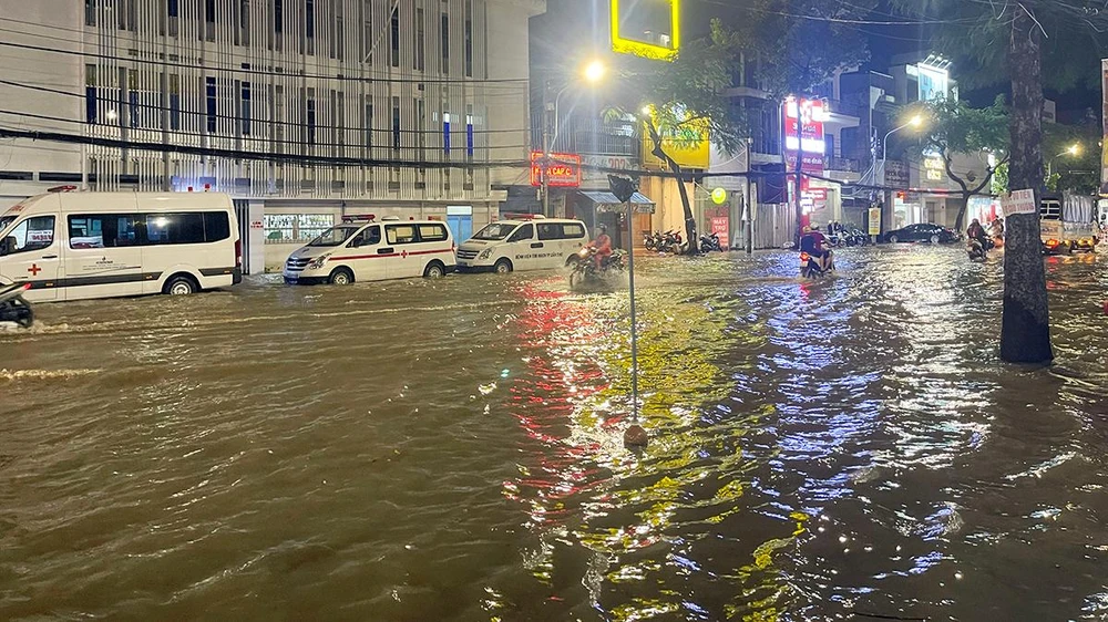 Ghi nhận đến khoảng 20 giờ 30, tình trạng ngập vẫn còn diễn ra ở một số tuyến đường trên địa bàn quận Ninh Kiều. Ghi nhận đến khoảng 20 giờ 30, tình trạng ngập vẫn còn diễn ra ở một số tuyến đường trên địa bàn quận Ninh Kiều.