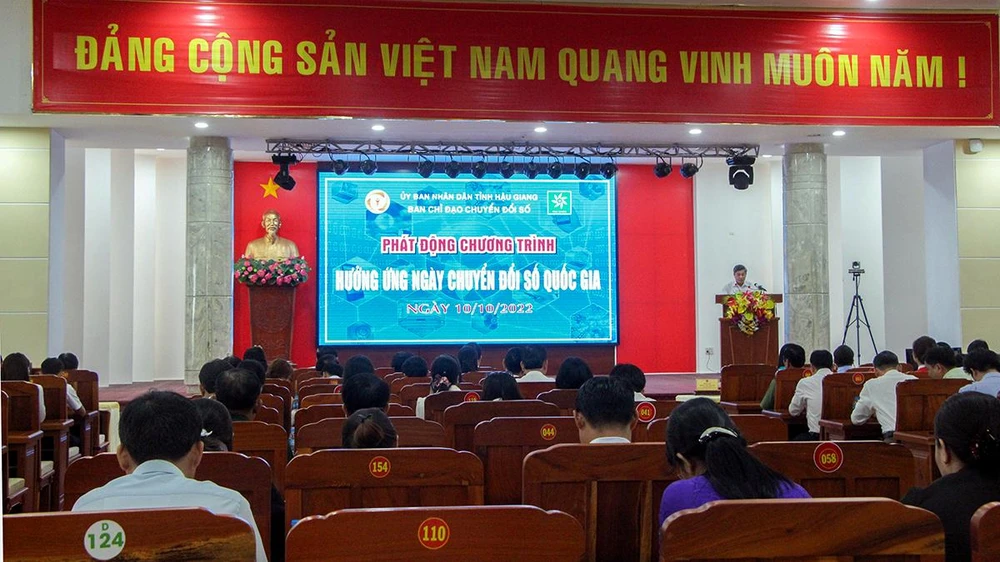 Quang cảnh Lễ phát động hưởng ứng ngày Chuyển đổi số quốc gia tại Hậu Giang. Ảnh: XÀ NO
