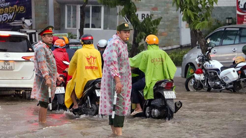 Trước tình hình trên, đội Cảnh sát trật tự thuộc Phòng Quản lý hành chính và Trật tự xã hội, Công an TP Cần Thơ đã bố trí lực lượng đến các vị trí ngập để điều phối giao thông và hỗ trợ người dân qua vùng ngập. Trước tình hình trên, đội Cảnh sát trật tự thuộc Phòng Quản lý hành chính và Trật tự xã hội, Công an TP Cần Thơ đã bố trí lực lượng đến các vị trí ngập để điều phối giao thông và hỗ trợ người dân qua vùng ngập.