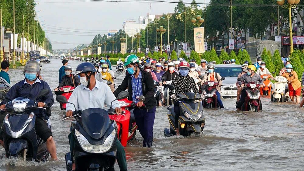 Triều cường lên cao kết hợp với mưa làm cho tình trạng ngập ở Cần Thơ nặng thêm. Ảnh: NGUYỄN TRINH