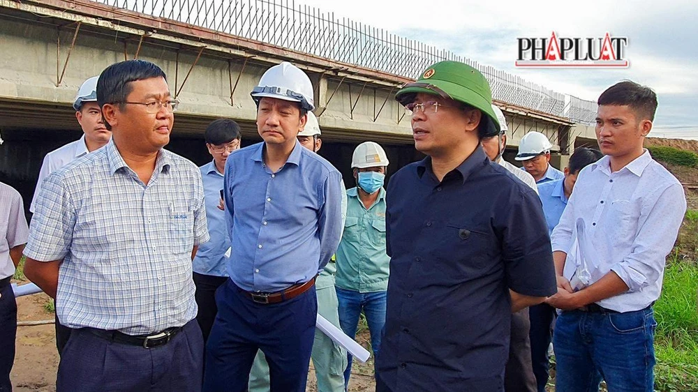Ông Nguyễn Duy Lâm, Thứ trưởng Bộ GTVT (thứ hai từ phải sang) cùng đoàn công tác của Bộ nhiều lần kiểm tra và nhắc nhở về tiến độ dự án cao tốc Mỹ Thuận - Cần Thơ. Ảnh: CHÂU ANH
