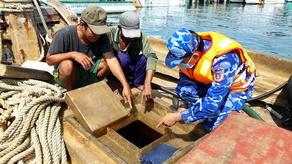Lực lượng tuần tra thuộc Bộ Tư lệnh Vùng Cảnh sát biển 4 liên tiếp bắt tàu chở dầu lậu trên vùng biển Tây Nam. Ảnh: TUẤN THY