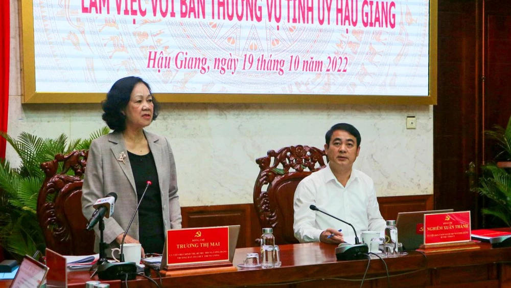 Đối với các kiến nghị của Tỉnh ủy Hậu Giang, bà Trương Thị Mai cho hay Ban Tổ chức Trung ương sẽ xem xét để tạo điều kiện cho tỉnh xây dựng đội ngũ cán bộ ngang tầm nhiệm vụ, thực hiện tốt các yêu cầu phát triển đã đề ra. Ảnh: DUY KHƯƠNG Đối với các kiến nghị của Tỉnh ủy Hậu Giang, bà Trương Thị Mai cho hay Ban Tổ chức Trung ương sẽ xem xét để tạo điều kiện cho tỉnh xây dựng đội ngũ cán bộ ngang tầm nhiệm vụ, thực hiện tốt các yêu cầu phát triển đã đề ra. Ảnh: DUY KHƯƠNG