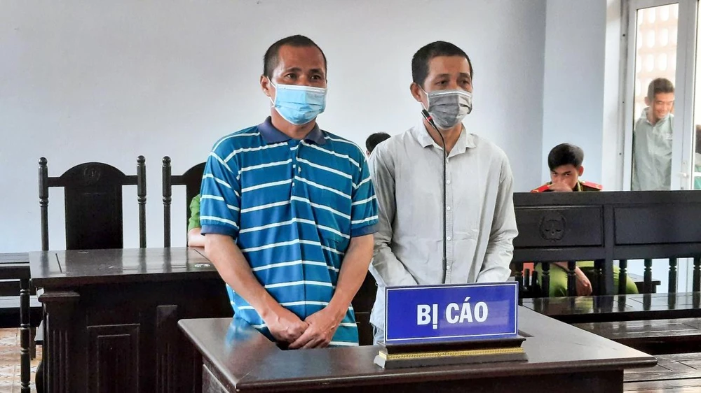 Hai bị cáo Trần Quốc Việt và Lê Văn Chiến tại tòa. Ảnh: TUẤN THY