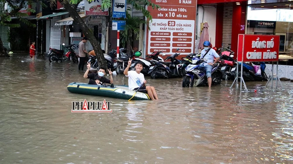 Mực nước đỉnh triều trên các sông rạch của TP Cần Thơ có khả năng sẽ đạt đỉnh trong các ngày từ 26-10 đến 28-10. Ảnh: CHÂU ANH