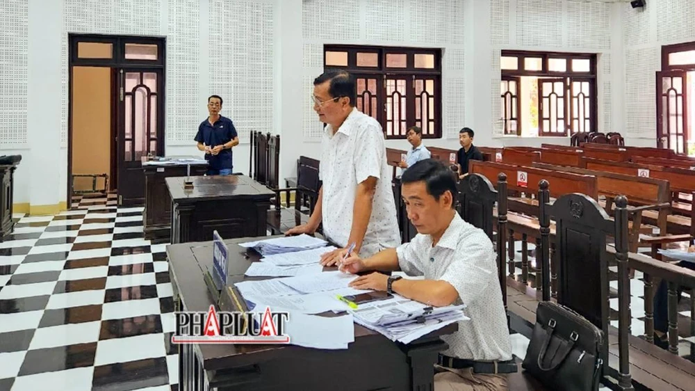 Đại diện UBND thị xã Vĩnh Châu cho rằng công việc ngày 20-5 là nhằm mục đích bảo vệ cho đơn vị thi công hoàn thành việc kéo dây điện từ trụ T4 sang trụ T5 của dự án điện gió số 2 Sóc Trăng. Ảnh: CHÂU ANH Đại diện UBND thị xã Vĩnh Châu cho rằng công việc ngày 20-5 là nhằm mục đích bảo vệ cho đơn vị thi công hoàn thành việc kéo dây điện từ trụ T4 sang trụ T5 của dự án điện gió số 2 Sóc Trăng. Ảnh: CHÂU ANH