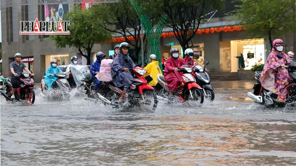 Mưa và nước ngập vào giờ tan học, tan làm nên người Cần Thơ rất khó khăn để về nhà.