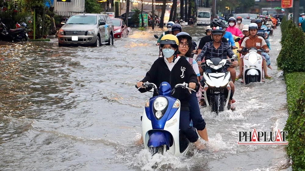 Đường Trần Văn Hoài bị ngập sâu, nhiều phương tiện chết máy.