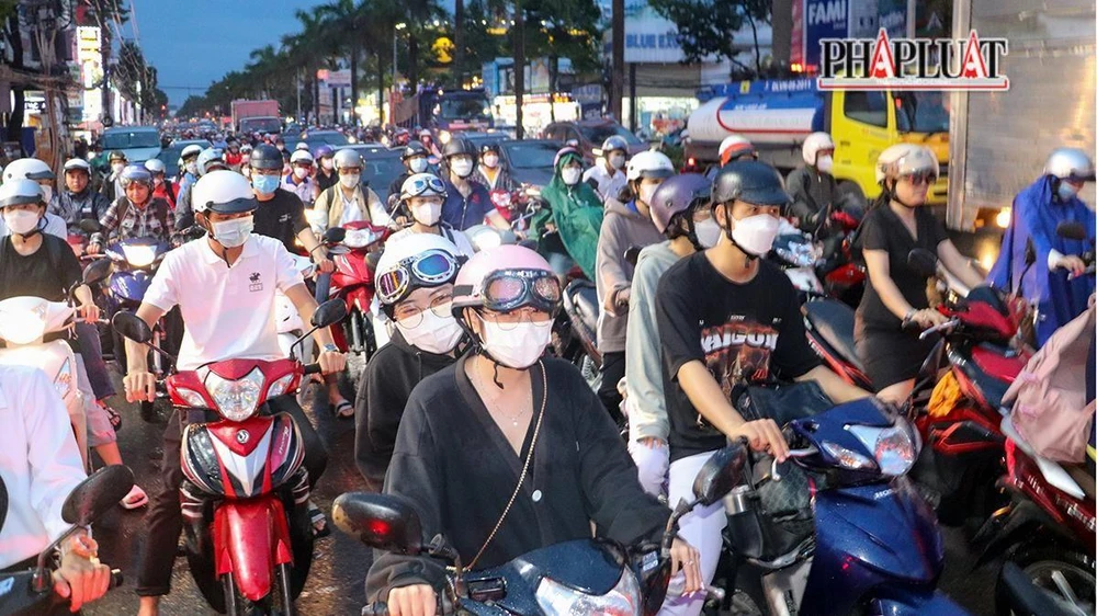 Để tránh ngập trên đường 30-4, nhiều người di chuyển qua đường 3-2 và lại rơi vào cảnh tắc đường nghiêm trọng.