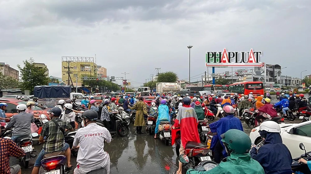 Giao thông hỗn loạn, ùn tắc nghiêm trọng tại giao lộ giữa đường Nguyễn Văn Linh và đường 30-4.