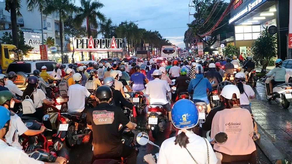 Để tránh ngập trên đường 30-4, người dân Cần Thơ chôn chân giữa biển người trên đường 3-2. Ảnh: CHÂU ANH